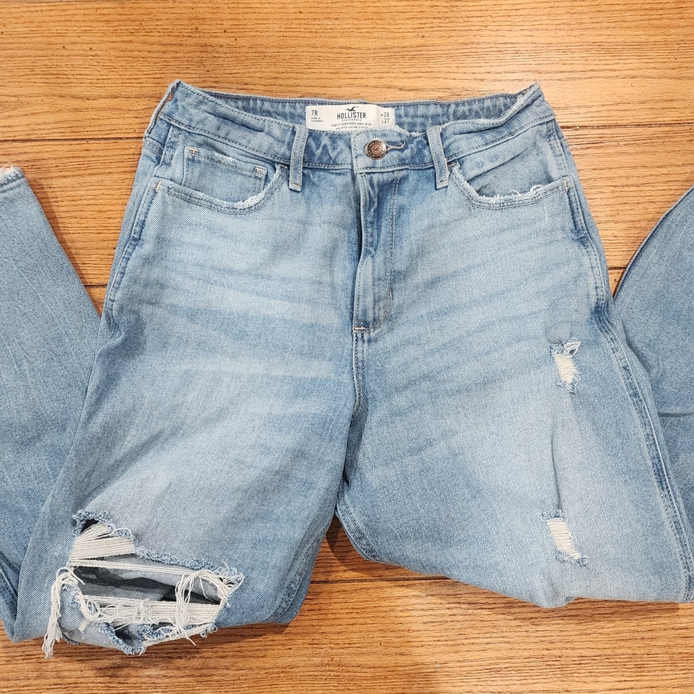 Hollister Curvy Highrise Mom Jeans. Distressed